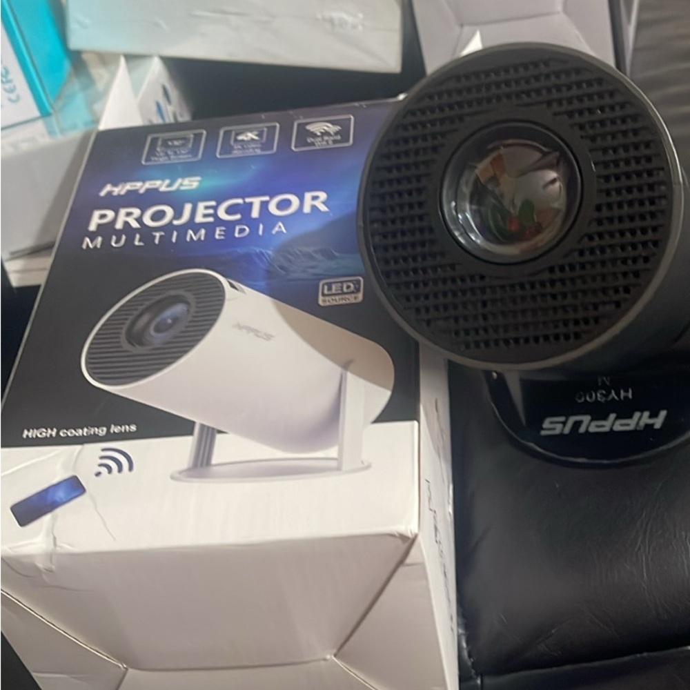 HIPPUS Multimedia Projector - Picture 3 of 6